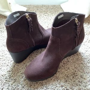 Crocs Leigh Suede Wedge Booties